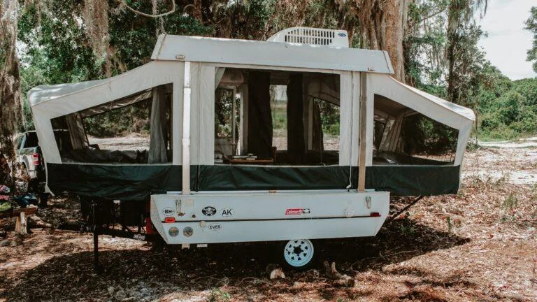 Hard-top pop-up tent trailer